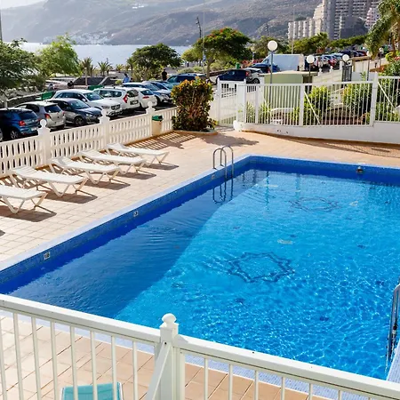 Beachfront With Communal Swimming Pool And Parking Apartmán