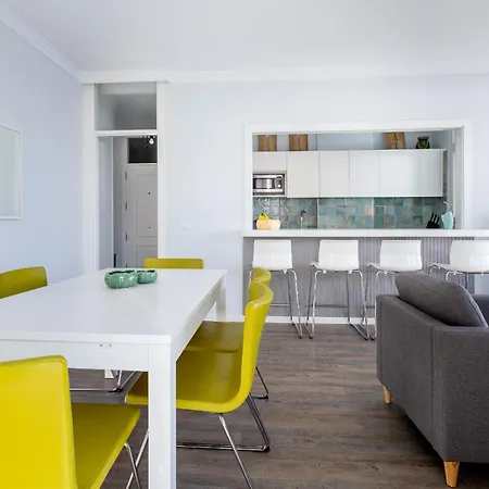 Апартаменты Beachfront With Communal Swimming Pool And Parking