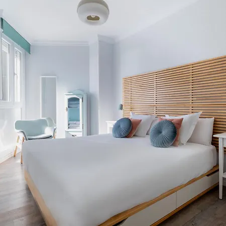 Апартаменты Beachfront With Communal Swimming Pool And Parking Радазул