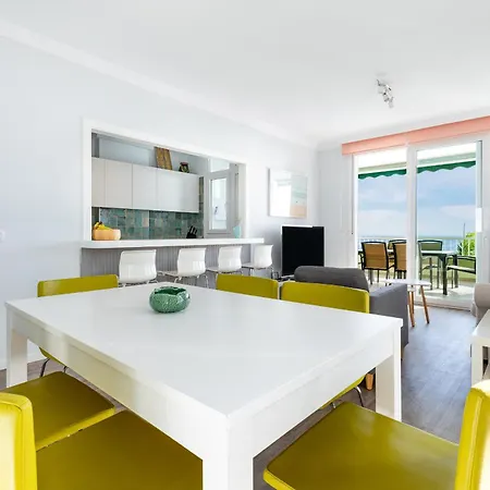 Beachfront With Communal Swimming Pool And Parking Апартаменты *