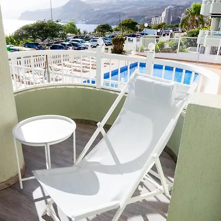 Апартаменты Beachfront With Communal Swimming Pool And Parking *