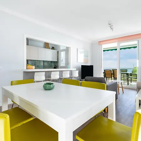 Beachfront With Communal Swimming Pool And Parking Appartamento *